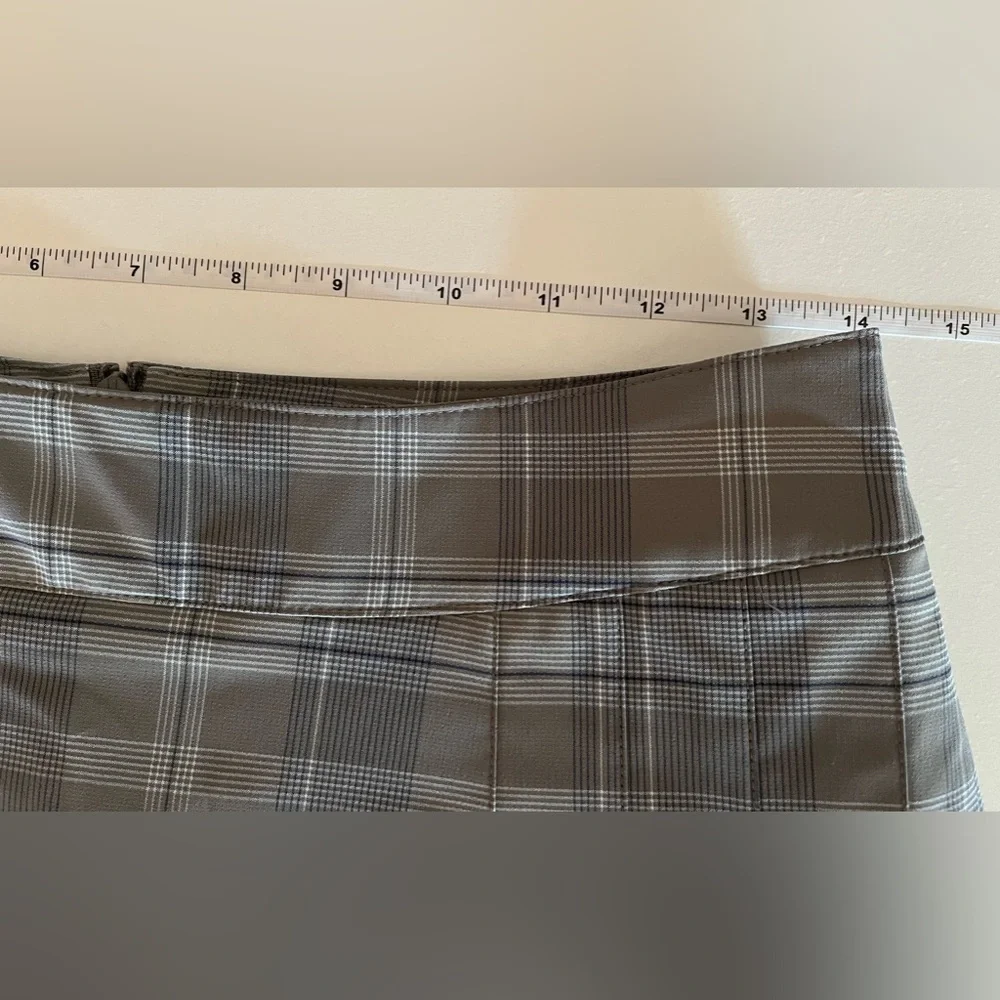 Women’s Nike Dri-Fit golf skort, size 4 gray plaid, pleated skirt workout active